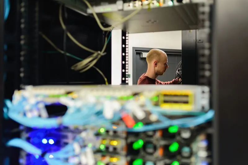 man-data-center-technician-performing-server-maint-2023-11-27-05-04-27-utc